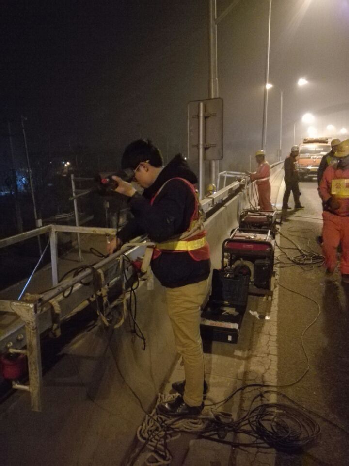 四環(huán)路掛板加固凌晨3：00分曼卡特錨栓技術(shù)部余工堅守現(xiàn)場指導(dǎo)安裝膠粘模擴(kuò)底錨栓