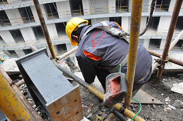 曼卡特技術(shù)人員高空作業(yè)為客戶打孔安裝錨栓