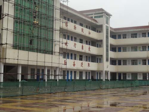 學(xué)?？拐鸺庸? />
</p>
<p>
	  一般校園，都是上世紀(jì)八九十年代的建筑，而這些建筑，都會(huì)存在一些共性問(wèn)題。例如：
</p>
<p>
	  1）沒(méi)有抗震結(jié)構(gòu)，或結(jié)構(gòu)沒(méi)有達(dá)到建筑抗震設(shè)計(jì)規(guī)范；
</p>
<p>
	  2）單面走廊砌體較多，砌體結(jié)構(gòu)縱墻承重；
</p>
<p>
	  3）單跨框架結(jié)構(gòu)，兩方向剛度相差較大；
</p>
<p>
	  4）質(zhì)量差，砌筑砂漿標(biāo)號(hào)低。
</p>
<p>
	  通過(guò)近些年對(duì)地震的一些研究表明，教學(xué)建筑由于沒(méi)有抗震設(shè)防，或雖有抗震設(shè)防但設(shè)計(jì)及施工質(zhì)量不到位，造成許多房屋嚴(yán)重破壞或倒塌。我們一般推薦校園加固的方法有以下幾種：
</p>
<p>
	  1.墻體抗震荷載力較差的墻體，采用加固混凝土板墻的方法，具體到單面板墻還是雙面板墻加固的方法時(shí)，大多取決于學(xué)校和教學(xué)樓的條件限制。
</p>
<p>
	  2.鋼筋網(wǎng)砂漿面層法加固。單面鋼筋網(wǎng)砂漿面層對(duì)砌體強(qiáng)度的提高有限，且加固效果較差，對(duì)于抗震設(shè)防類(lèi)別為乙類(lèi)的中小學(xué)校舍，建議采用雙面鋼筋網(wǎng)砂漿面層法加固。
</p>
<p>
	  3.實(shí)際圈梁和構(gòu)造柱布置不符合《建筑抗震鑒定標(biāo)準(zhǔn)》(GB50023—2009)要求，可采用外對(duì)外圈梁和柱增加植筋的加固方法，也就是植筋膠加固方法。此方法注意選用不含乙二胺的抗?jié)駸崂匣?0年以上的環(huán)氧植筋膠（推薦南京曼卡特科技的MT-500植筋膠），不能采用不飽和樹(shù)脂植筋膠。
</p>
<p>
	  4.對(duì)于獨(dú)立磚柱，當(dāng)其截面尺寸較小時(shí)，可采用<a href=