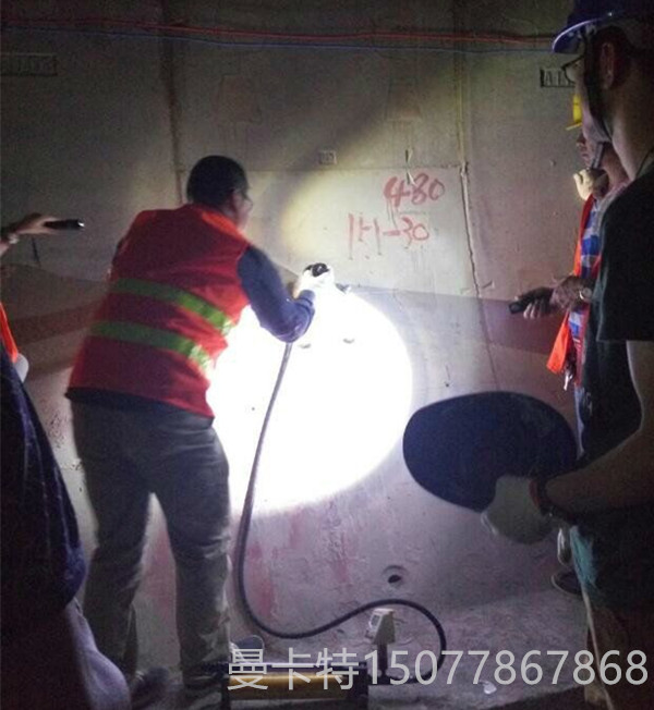 南京曼卡特技術員給蘇州地鐵做植筋錨栓拉拔實驗_副本