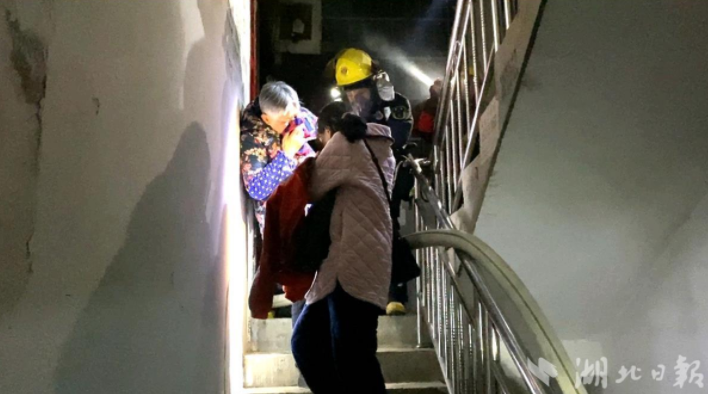 碳纖維布加固｜湖北某地居民樓突發(fā)火災(zāi)3人被困