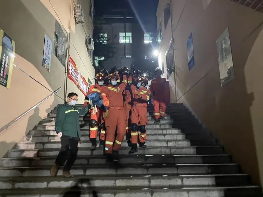 碳纖維布加固｜重慶某食堂發(fā)生坍塌事故致10人受傷！