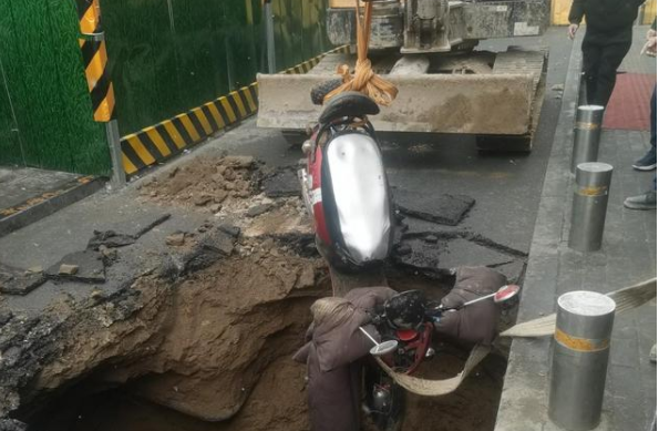 植筋加固｜鄭州某地道路突然塌陷一對母女掉入坑內(nèi)！