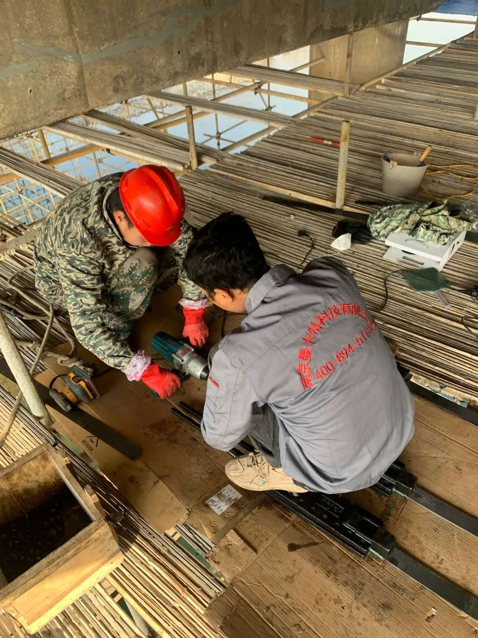 嘉禾縣車頭橋加固工程 南京曼卡特預(yù)應(yīng)力碳纖維板錨具獻(xiàn)策獻(xiàn)力